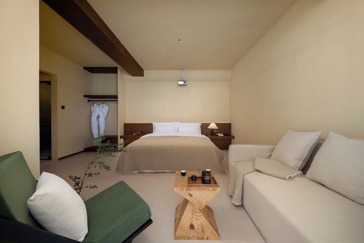 Room 13 of 80