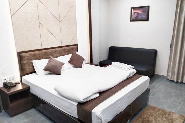 Room 6 of 28
