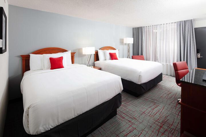 2 Queen Beds (10 of 10)