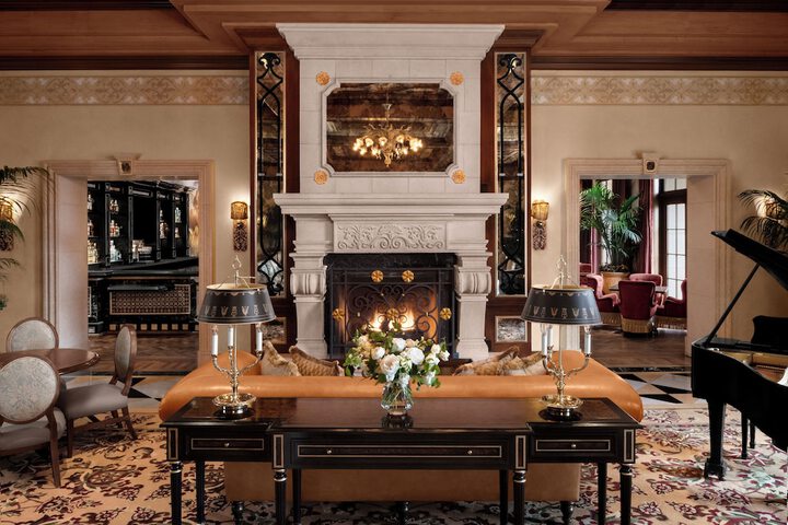 Lobby lounge