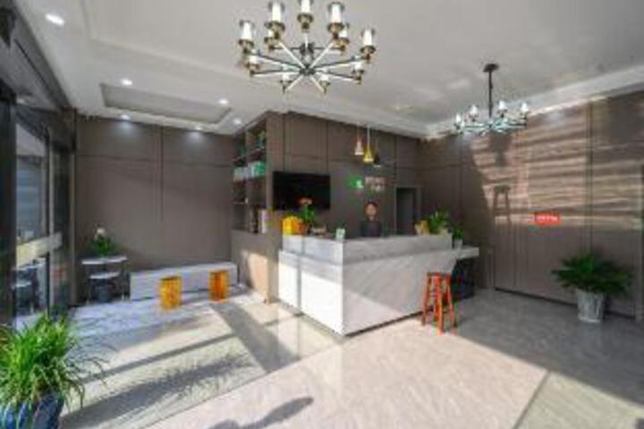 Yisu Qingju Hotel (Yuyao Wucaicheng Store)