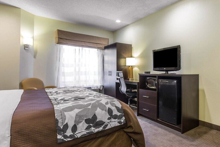 1 King Bed (5 of 7)