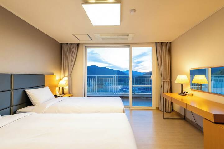 Room 14 of 100