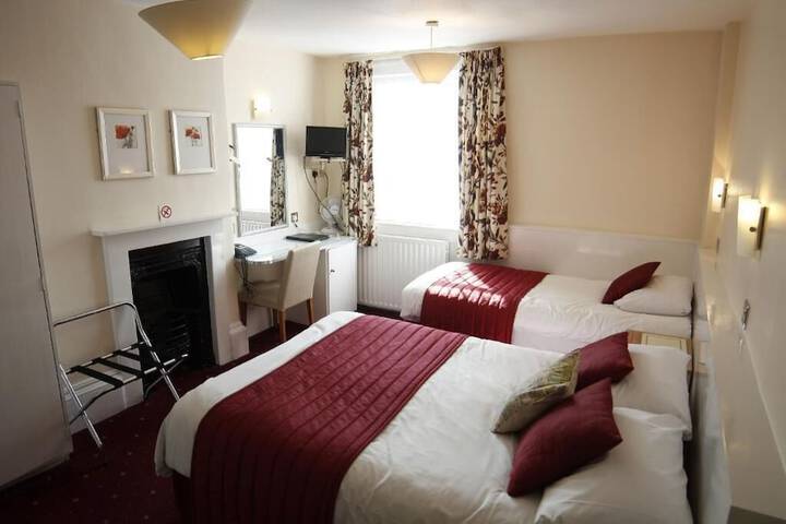 Room 4 of 8