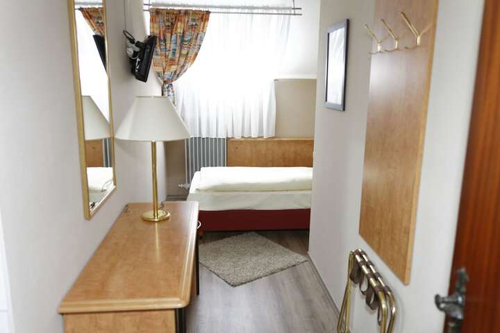 Room 6 of 81