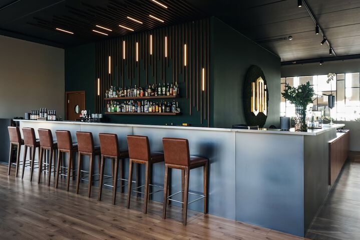 Lounge 51 of 103
