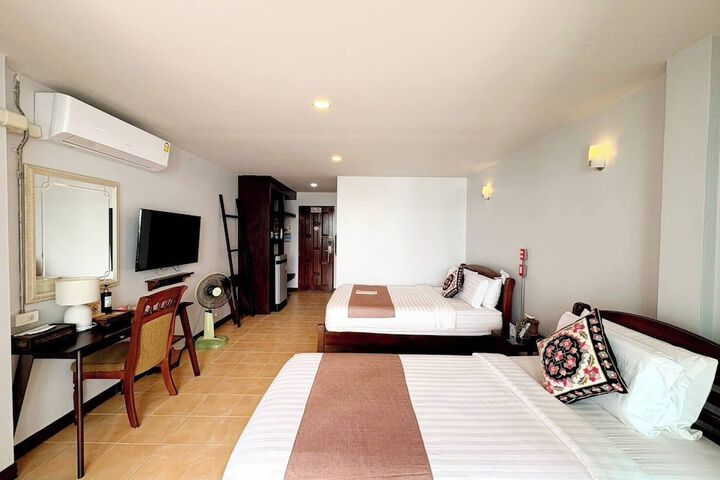 Room 53 of 211