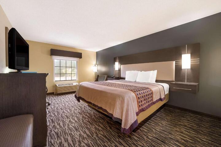 1 King Bed Fltscntv Reclnr Microwave, Refrigerator High Speed Coffee Maker Full Breakfast (1 of 18)