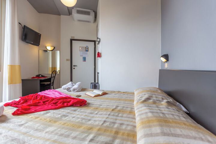 Room 9 of 37