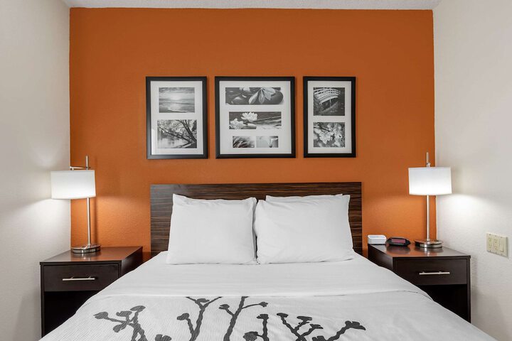 1 Queen Bed (10 of 17)