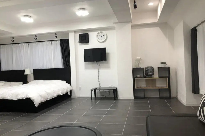 Room 3 of 8