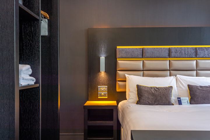 Room 10 of 42