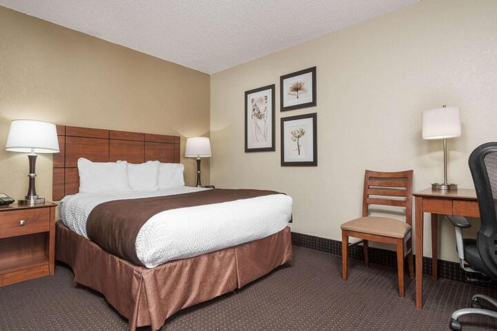 2 Queen Beds Mobility Accessible (3 of 7)