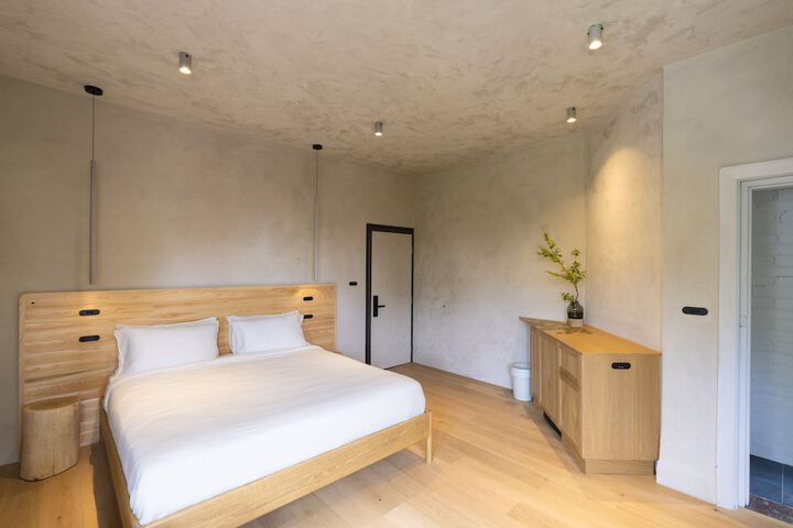 Room 13 of 34