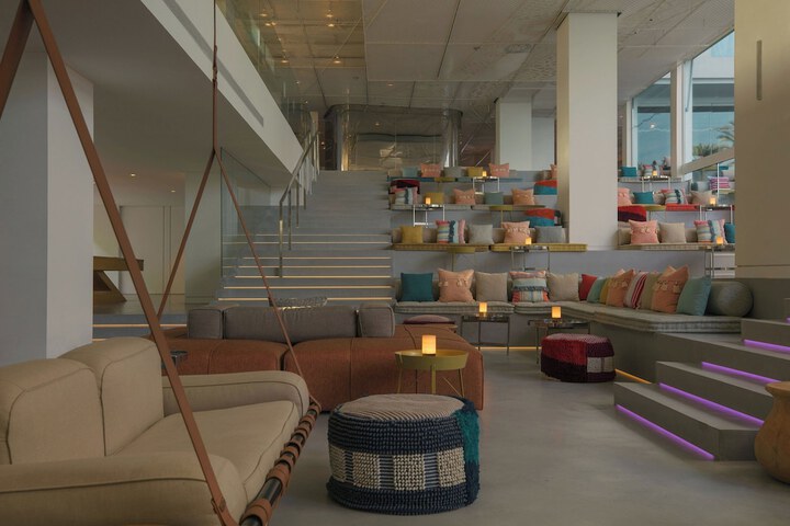 Lounge 122 of 152