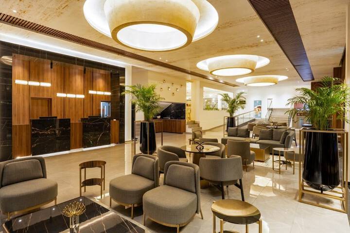Entrance & Lobby