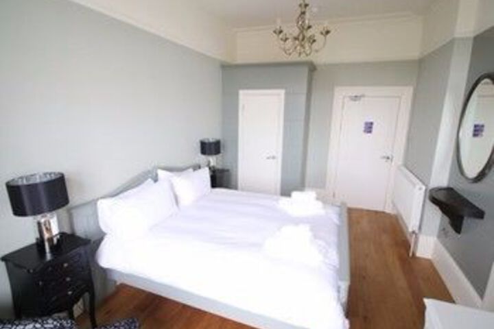 Room 10 of 42