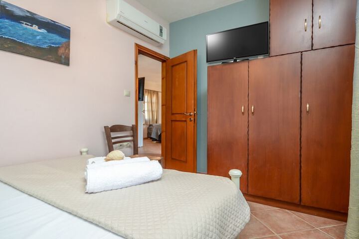 Room 8 of 90