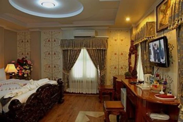 Room 11 of 34
