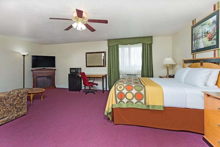 1 King Bed (6 of 10)