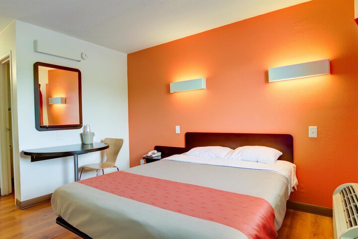 1 Queen Bed (1 of 6)