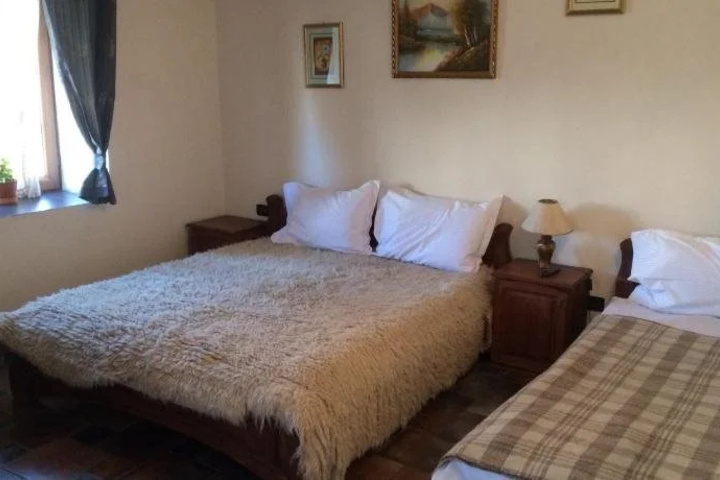 Room 5 of 16