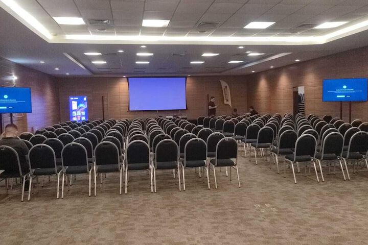 Ballroom/Hall 78 of 96