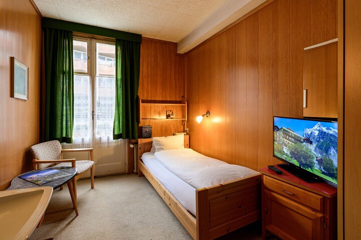 Room 83 of 120