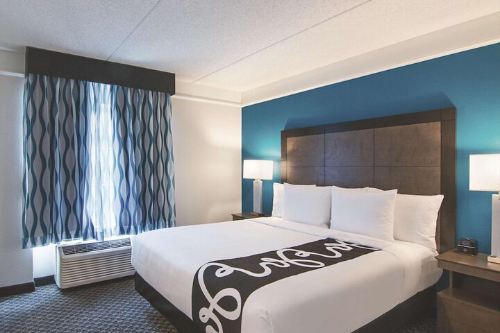 1 King Bed Mobility Hearing Impaired Accessible Room (11 of 24)