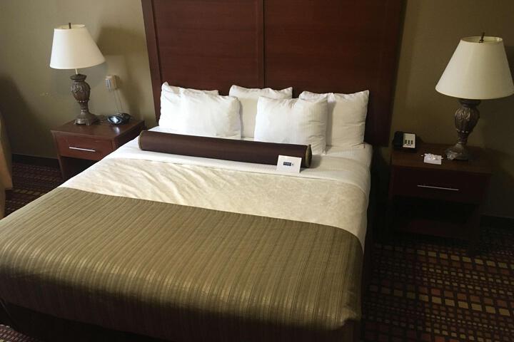 1 King Bed Executive Room 42 Inch LCD Television Microwave and Refrigerator Sofa Bed Full Breakfast (1 of 14)