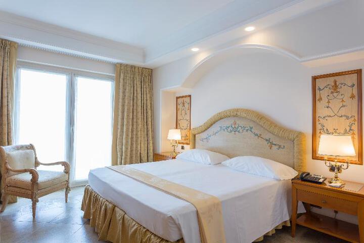 Room 4 of 7