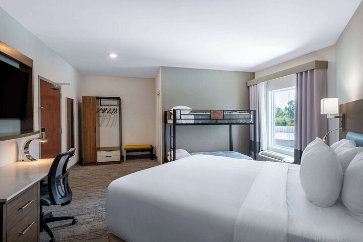 1 King Bed (5 of 18)