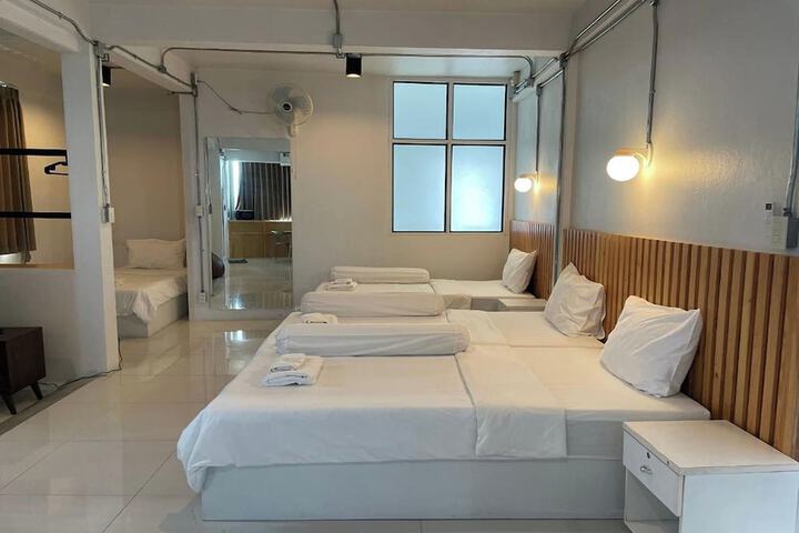 Room 9 of 77