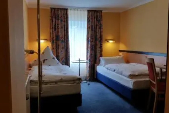 Room 4 of 7