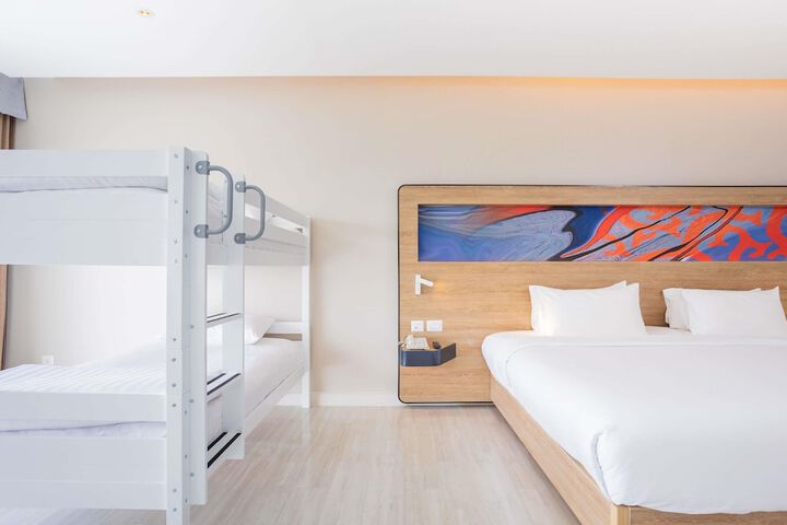 Room 18 of 210