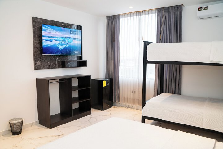 Room 4 of 9