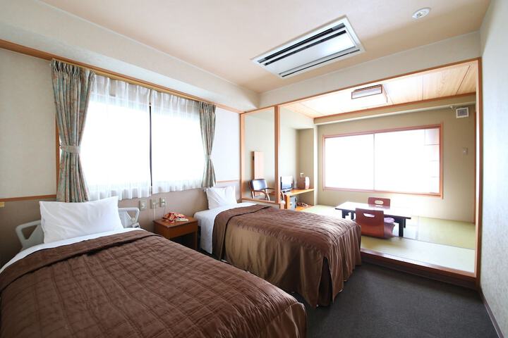 Room 4 of 77