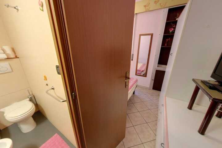 Room 6 of 46