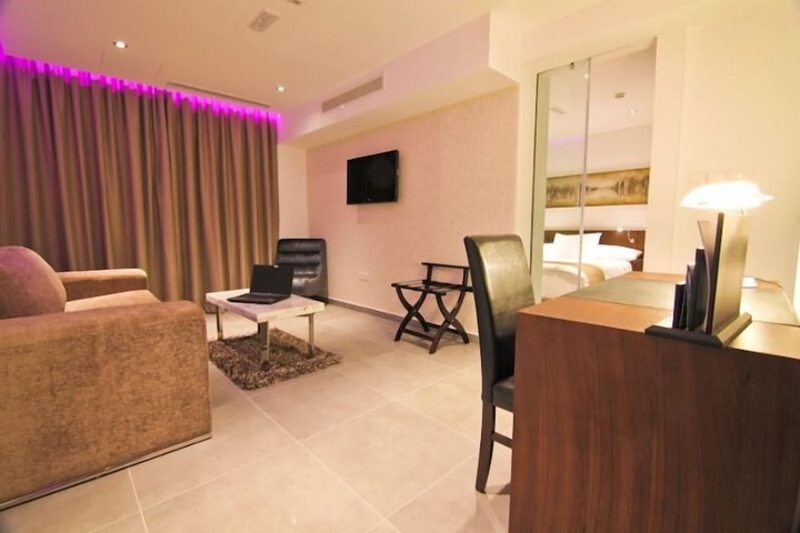 Room 19 of 48