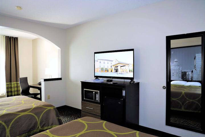 1 Queen Bed Cruise Room (3 of 12)