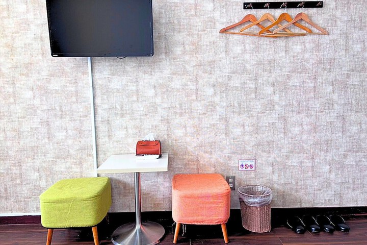 Room 8 of 40