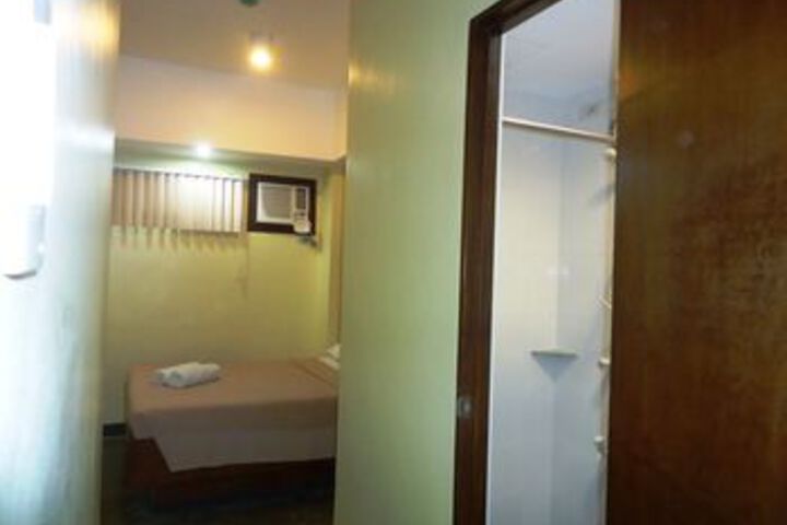 Room 4 of 9