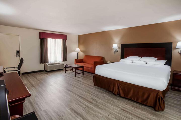 1 King Bed (1 of 17)