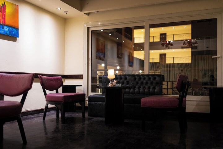 Lounge 38 of 52