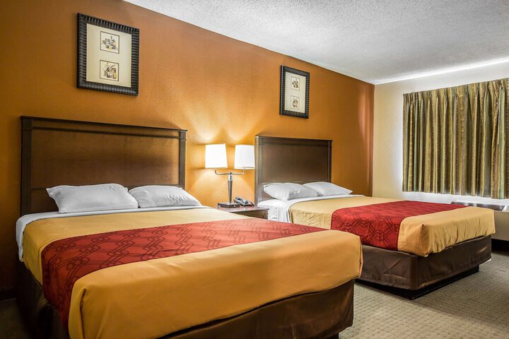 2 Queen Beds (10 of 10)