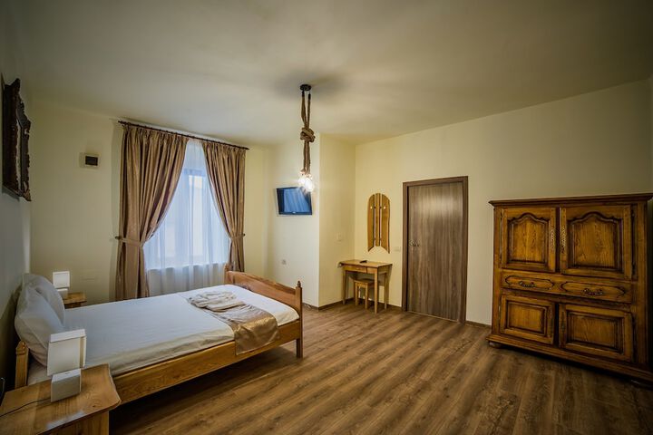 Room 2 of 44