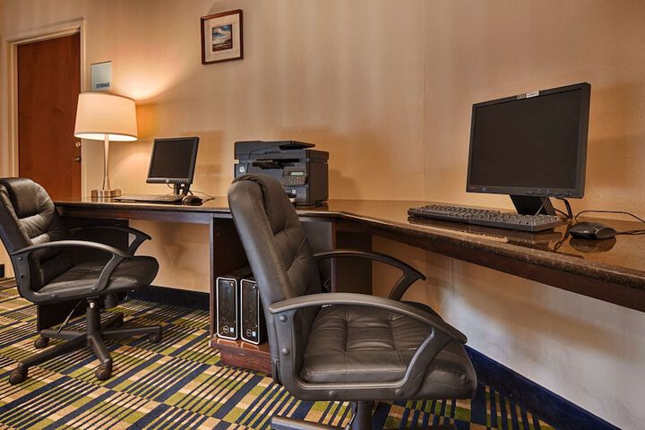 Business Center 36 of 38
