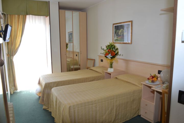 Room 8 of 77