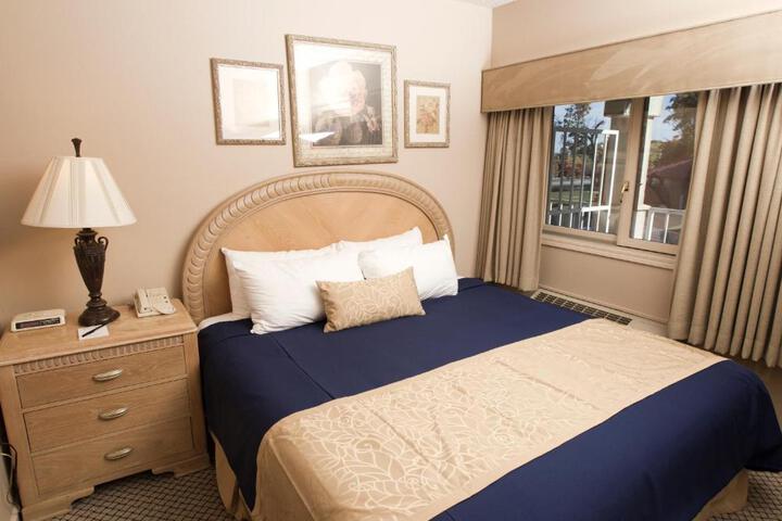 Standard King Bed Park View Sofa (5 of 7)