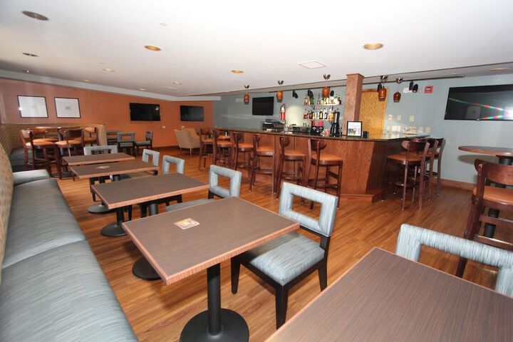 Lounge 108 of 121